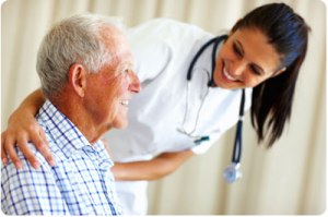 enfermeracuidandoanciano